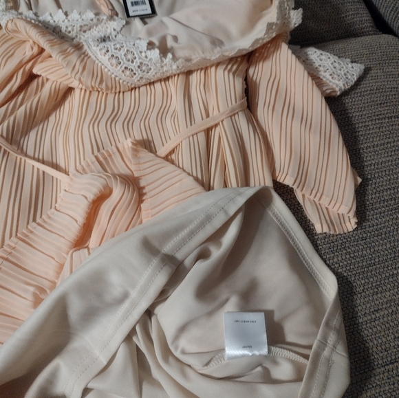 Romeo Juliet pleated Cold Shoulder Lace Trim Dress - Picture 13 of 13